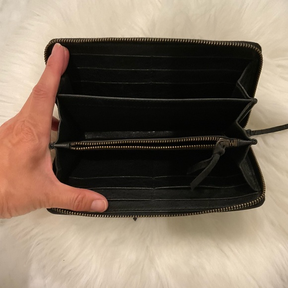 100% authentic Balenciaga full sized leather wallet in black on black hardware. - Picture 4 of 10